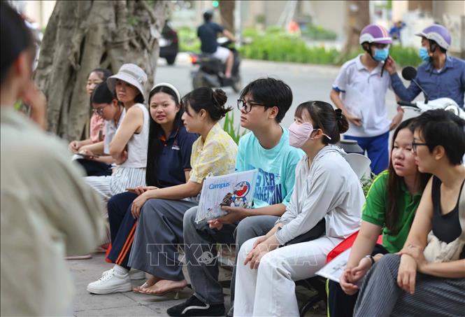 Người thân động viên thí sinh vững tin, làm tốt bài thi. Ảnh: Thanh Tùng - TTXVN